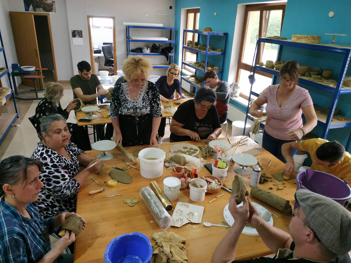 40 polaznika na prvom tečaju Uvod u keramiku i lončarstvo