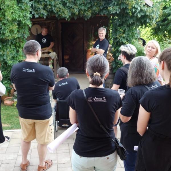 Polaznici u lončarskoj radionici